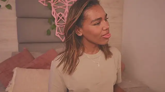 Snapshot of Lily_Miiller chatting on November 2025 08:43:01 PM Lily Miiller online show from November 2025 08:43:01 PM