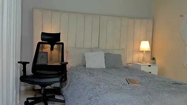 Aron Bolt online show from March 2025 03:37:02 AM