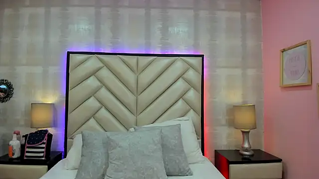 Snapshot of HazelMoret chatting on September 2025 11:21:02 AM HazelMoret online show from September 2025 11:21:02 AM