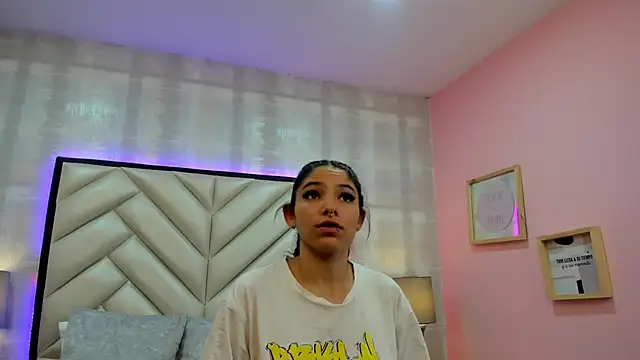 Snapshot of HazelMoret chatting on September 2025 11:33:02 AM HazelMoret online show from September 2025 11:33:02 AM