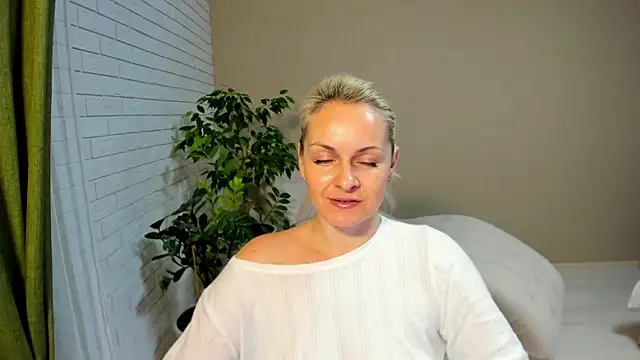 Snapshot of Alicee_Gracee chatting on February 2025 06:42:02 PM Alicee Gracee online show from February 2025 06:42:02 PM