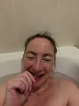 LouiseTswing online show from January 2025 04:33:01 PM