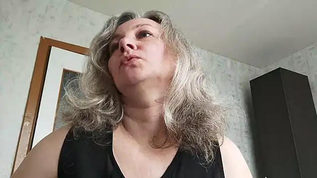 Snapshot of EdithManning chatting on May 2026 07:05:01 AM EdithManning online show from May 2026 07:05:01 AM