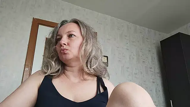 Snapshot of EdithManning chatting on June 2026 06:52:02 AM EdithManning online show from June 2026 06:52:02 AM