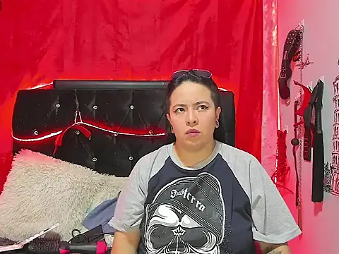 Snapshot of katieeandsharonn chatting on November 2025 01:33:02 PM katieeandsharonn online show from November 2025 01:33:02 PM