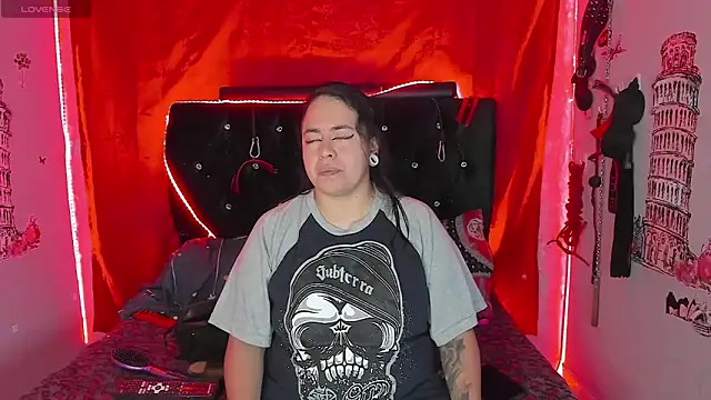 Snapshot of katieeandsharonn chatting on December 2025 02:23:01 PM katieeandsharonn online show from December 2025 02:23:01 PM