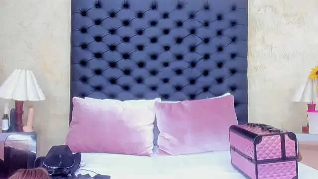 Snapshot of NahomiWhitel chatting on November 2025 04:51:01 PM NahomiWhitel online show from November 2025 04:51:01 PM