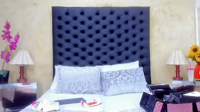 Snapshot of NahomiWhitel chatting on February 2026 12:45:02 PM NahomiWhitel online show from February 2026 12:45:02 PM