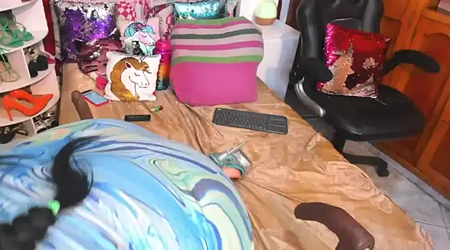 Snapshot of larafoxter chatting on December 2024 03:25:01 AM larafoxter online show from December 2024 03:25:01 AM