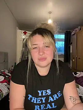 Snapshot of Curvy_Rosie99 chatting on December 2024 03:47:01 PM Curvy Rosie99 online show from December 2024 03:47:01 PM