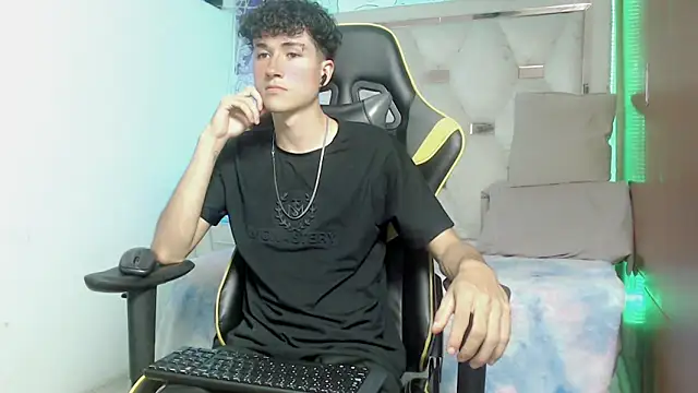 Snapshot of johnny_cagee chatting on November 2025 06:13:01 AM johnny cagee online show from November 2025 06:13:01 AM