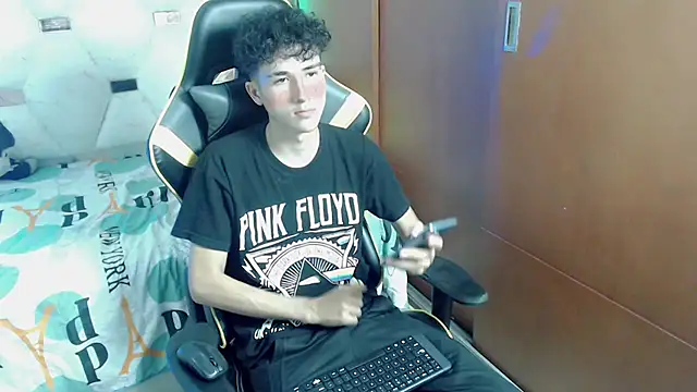 Snapshot of johnny_cagee chatting on November 2025 03:34:01 AM johnny cagee online show from November 2025 03:34:01 AM