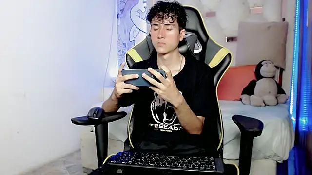 Snapshot of johnny_cagee chatting on November 2025 04:04:01 AM johnny cagee online show from November 2025 04:04:01 AM