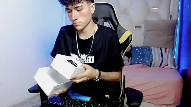 Snapshot of johnny_cagee chatting on December 2025 03:23:02 AM johnny cagee online show from December 2025 03:23:02 AM