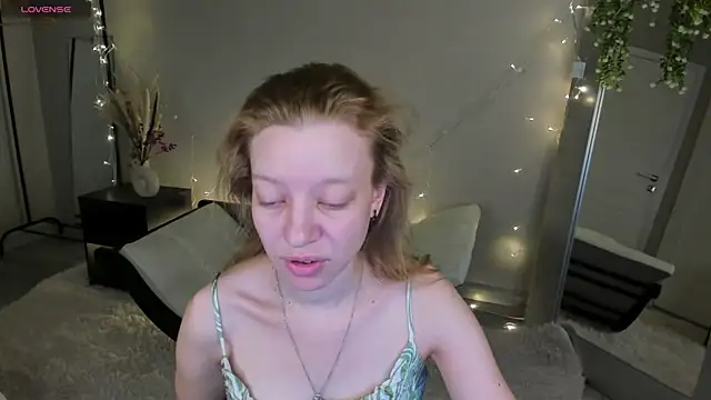Michelle Blond online show from May 2026 11:32:01 PM