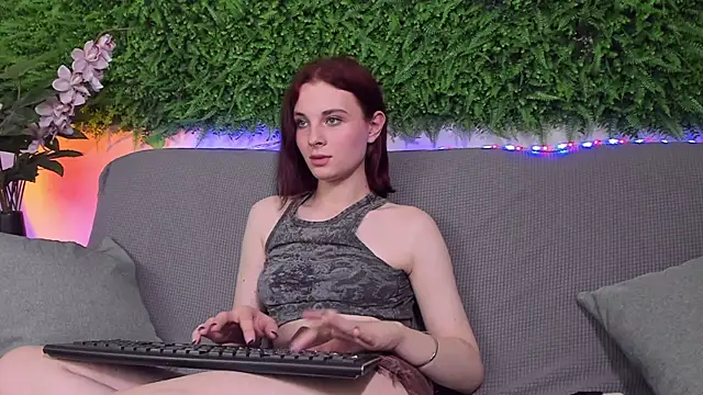 Snapshot of AprilAvery chatting on February 2025 10:04:02 PM AprilAvery online show from February 2025 10:04:02 PM