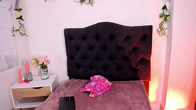 Snapshot of Alyssa_jones chatting on December 2024 03:47:02 AM Alyssa jones online show from December 2024 03:47:02 AM