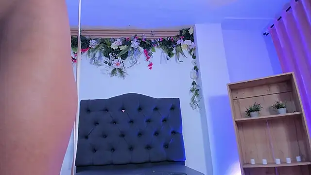 Snapshot of Alyssa_jones chatting on February 2025 06:51:01 AM Alyssa jones online show from February 2025 06:51:01 AM