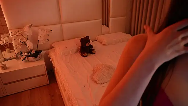 Lilly Colins online show from May 2026 01:56:01 AM