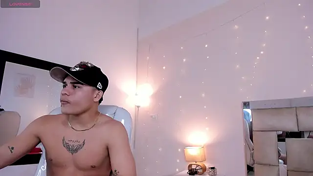 saraandstiven online show from February 2025 07:10:01 AM