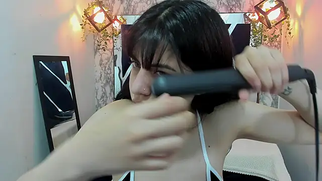 Snapshot of Violet_m chatting on December 2024 05:35:02 PM Violet m online show from December 2024 05:35:02 PM