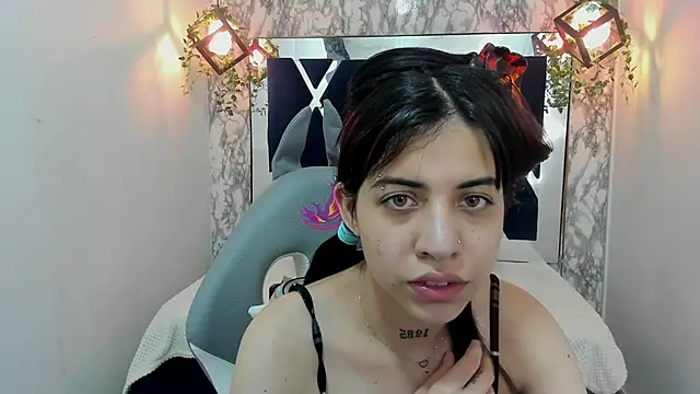 Snapshot of Violet_m chatting on December 2024 07:10:01 PM Violet m online show from December 2024 07:10:01 PM