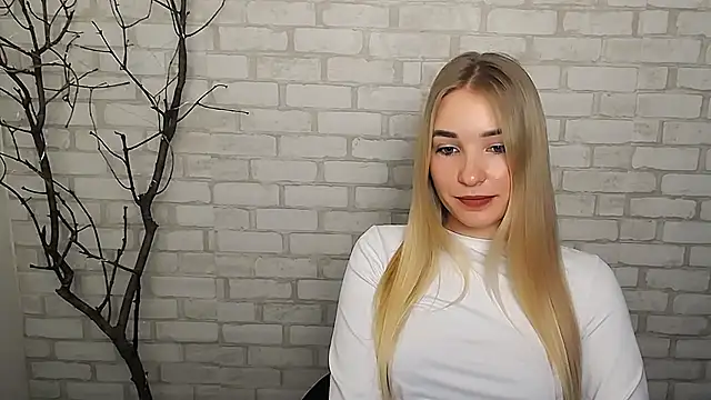 Snapshot of Queen_ofLove chatting on December 2024 10:39:02 AM Queen ofLove online show from December 2024 10:39:02 AM