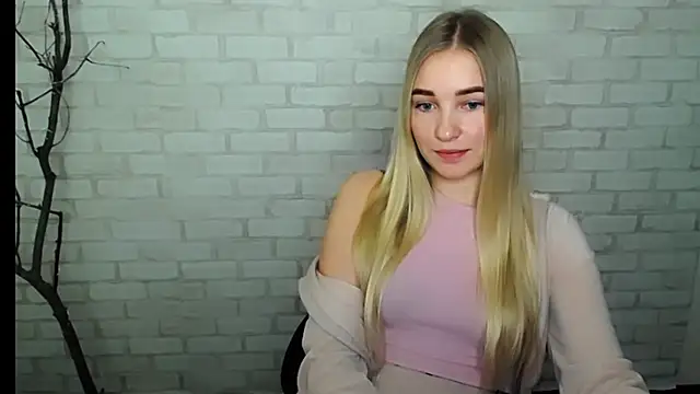 Snapshot of Queen_ofLove chatting on December 2024 10:58:02 AM Queen ofLove online show from December 2024 10:58:02 AM