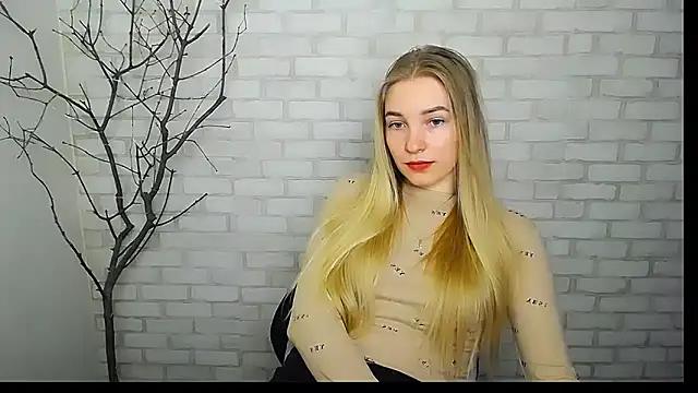 Snapshot of Queen_ofLove chatting on March 2025 11:33:01 AM Queen ofLove online show from March 2025 11:33:01 AM