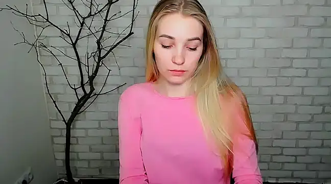 Snapshot of Queen_ofLove chatting on March 2025 05:21:01 PM Queen ofLove online show from March 2025 05:21:01 PM