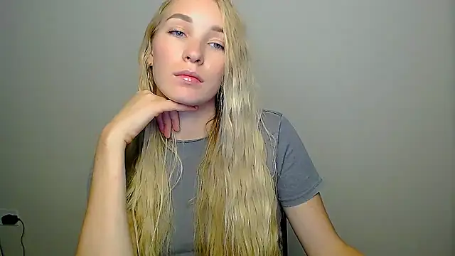 Snapshot of Queen_ofLove chatting on October 2025 10:51:02 PM Queen ofLove online show from October 2025 10:51:02 PM