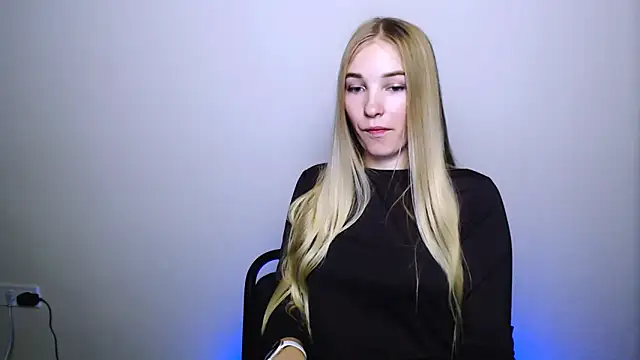 Snapshot of Queen_ofLove chatting on November 2025 10:43:02 PM Queen ofLove online show from November 2025 10:43:02 PM