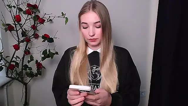 Snapshot of Queen_ofLove chatting on November 2025 02:16:01 PM Queen ofLove online show from November 2025 02:16:01 PM