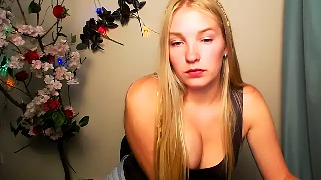 Queen ofLove online show from June 2026 07:24:02 PM