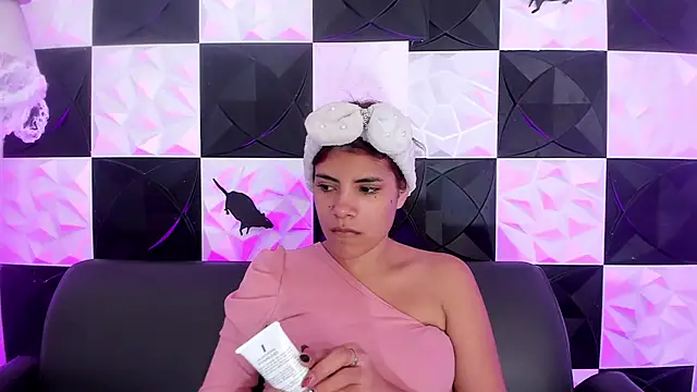 Snapshot of AfroditaMoore chatting on October 2025 04:14:01 AM AfroditaMoore online show from October 2025 04:14:01 AM