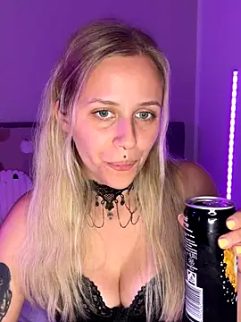 Snapshot of lunawolf21 chatting on September 2025 06:35:01 PM lunawolf21 online show from September 2025 06:35:01 PM