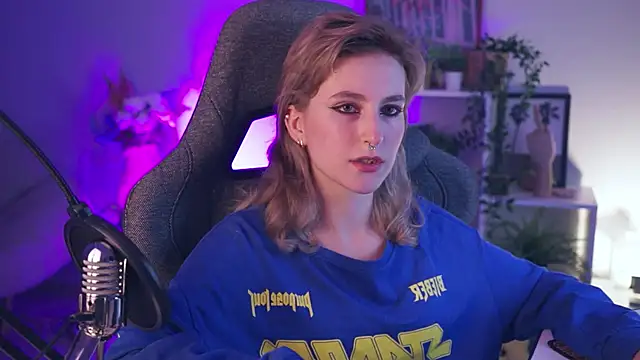 Snapshot of LuxRayi chatting on December 2024 07:11:02 PM LuxRayi online show from December 2024 07:11:02 PM