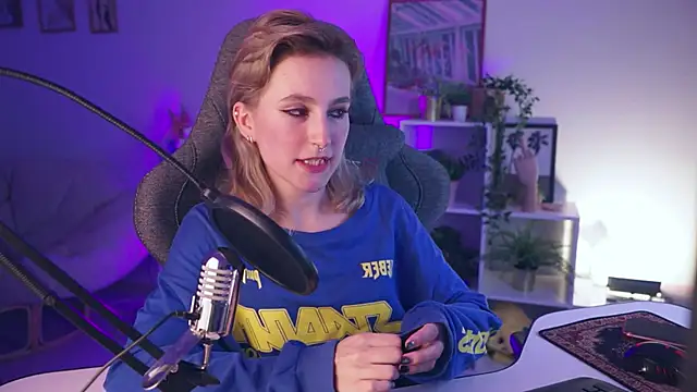 Snapshot of LuxRayi chatting on December 2024 10:14:02 PM LuxRayi online show from December 2024 10:14:02 PM