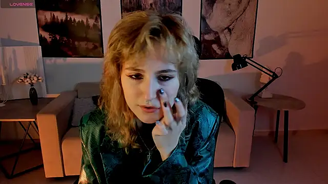 Snapshot of LuxRayi chatting on December 2024 03:05:02 PM LuxRayi online show from December 2024 03:05:02 PM