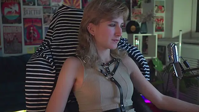 Snapshot of LuxRayi chatting on December 2024 06:30:02 AM LuxRayi online show from December 2024 06:30:02 AM