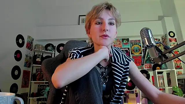 Snapshot of LuxRayi chatting on December 2024 09:33:02 AM LuxRayi online show from December 2024 09:33:02 AM