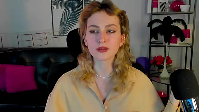 Snapshot of LuxRayi chatting on January 2025 06:35:01 PM LuxRayi online show from January 2025 06:35:01 PM