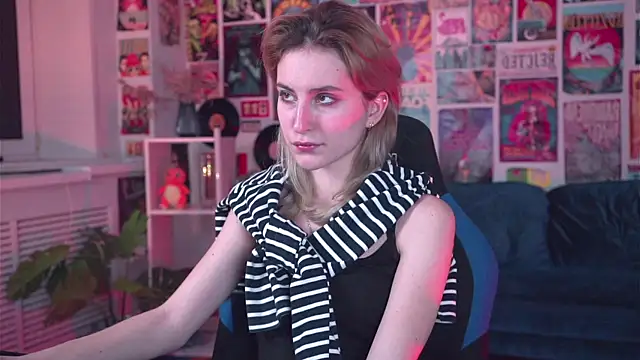 Snapshot of LuxRayi chatting on February 2025 06:00:01 PM LuxRayi online show from February 2025 06:00:01 PM