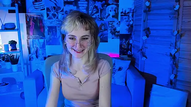 Snapshot of LuxRayi chatting on March 2025 06:33:01 PM LuxRayi online show from March 2025 06:33:01 PM