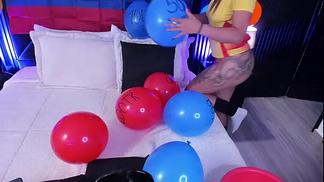MiiaaMoonroee online show from July 2026 07:40:02 PM