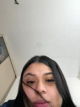 alissonfernandez  online show from February 2025 01:42:02 PM