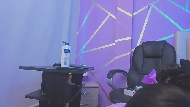 Queenjenn   online show from February 2025 10:18:02 PM