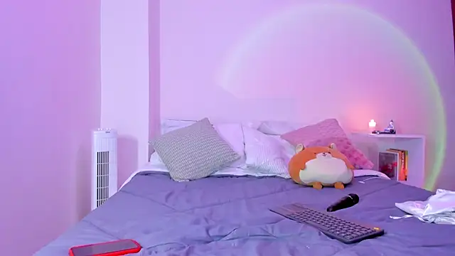 Snapshot of emillyhills chatting on December 2024 06:02:02 AM emillyhills online show from December 2024 06:02:02 AM