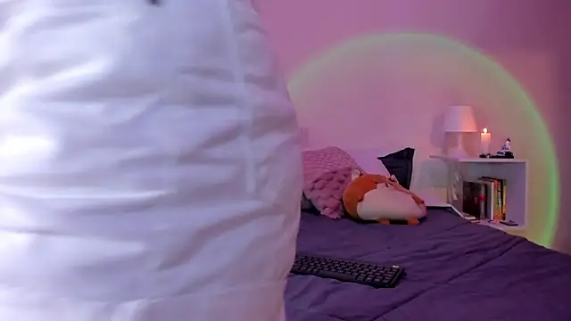 Snapshot of emillyhills chatting on December 2024 07:33:02 AM emillyhills online show from December 2024 07:33:02 AM