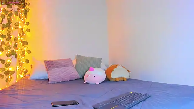 Snapshot of emillyhills chatting on March 2025 07:45:01 AM emillyhills online show from March 2025 07:45:01 AM